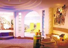 Un spa lujoso con un ventanal grande, un jacuzzi y una pared con un mural.