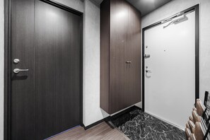 A hallway with two doors, one with a handle and one with a lock. - Edgewater Terrace 211 (Sapporo)