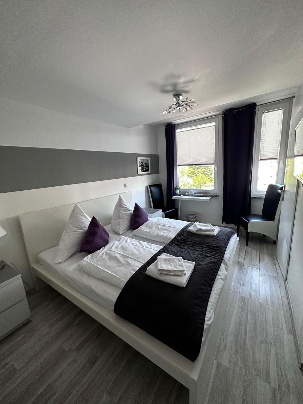 Ein modernes Schlafzimmer mit einem großen Bett, einem Schreibtisch und einem Stuhl.