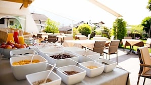 An outdoor breakfast buffet with various food items and seating arrangements. - Paradies (Marlengo)