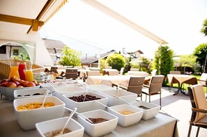 An outdoor breakfast buffet with various food items and seating arrangements. - Paradies (Marlengo)