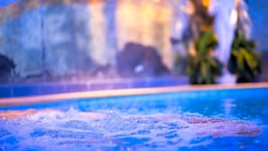 A pool with water jets and a blurred background. - Paradies (Marlengo)