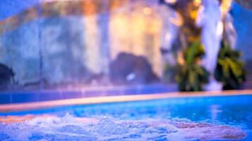Una piscina con idromassaggio e uno sfondo sfocato.