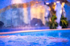 A pool with water jets and a blurred background. - Paradies (Marlengo)