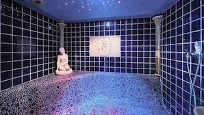 A room with a mosaic floor, a statue, and a wall-mounted emblem. - Paradies (Marlengo)