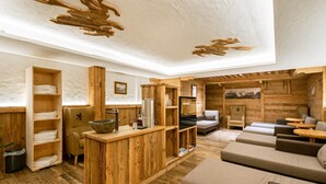 Un interior moderno con detalles de madera, una zona de estar y un mostrador de recepción.