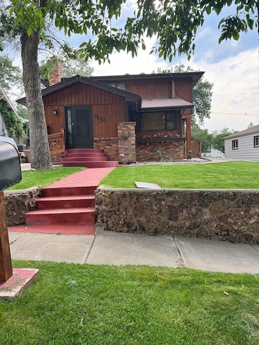 Spacious 3BR Cabin-Style Home-Pet Friendly & Centrally Located
