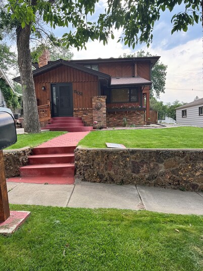 Spacious 3BR Cabin-Style Home-Pet Friendly & Centrally Located