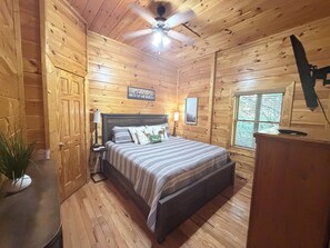 Room - High View Hangout 4bd, 3 bth, hot tub, community pool, Ev charger (Pigeon Forge)