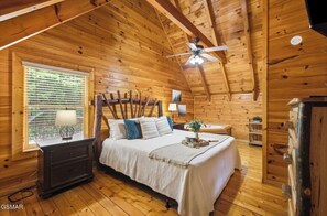 Room - High View Hangout 4bd, 3 bth, hot tub, community pool, Ev charger (Pigeon Forge)