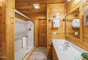 Bathroom - High View Hangout 4bd, 3 bth, hot tub, community pool, Ev charger (Pigeon Forge)