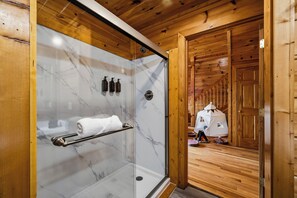 Sauna - Mountain Views, Four King Bedrooms, Hot Tub, Pool, Game Room &( EV Charger) (Pigeon Forge)