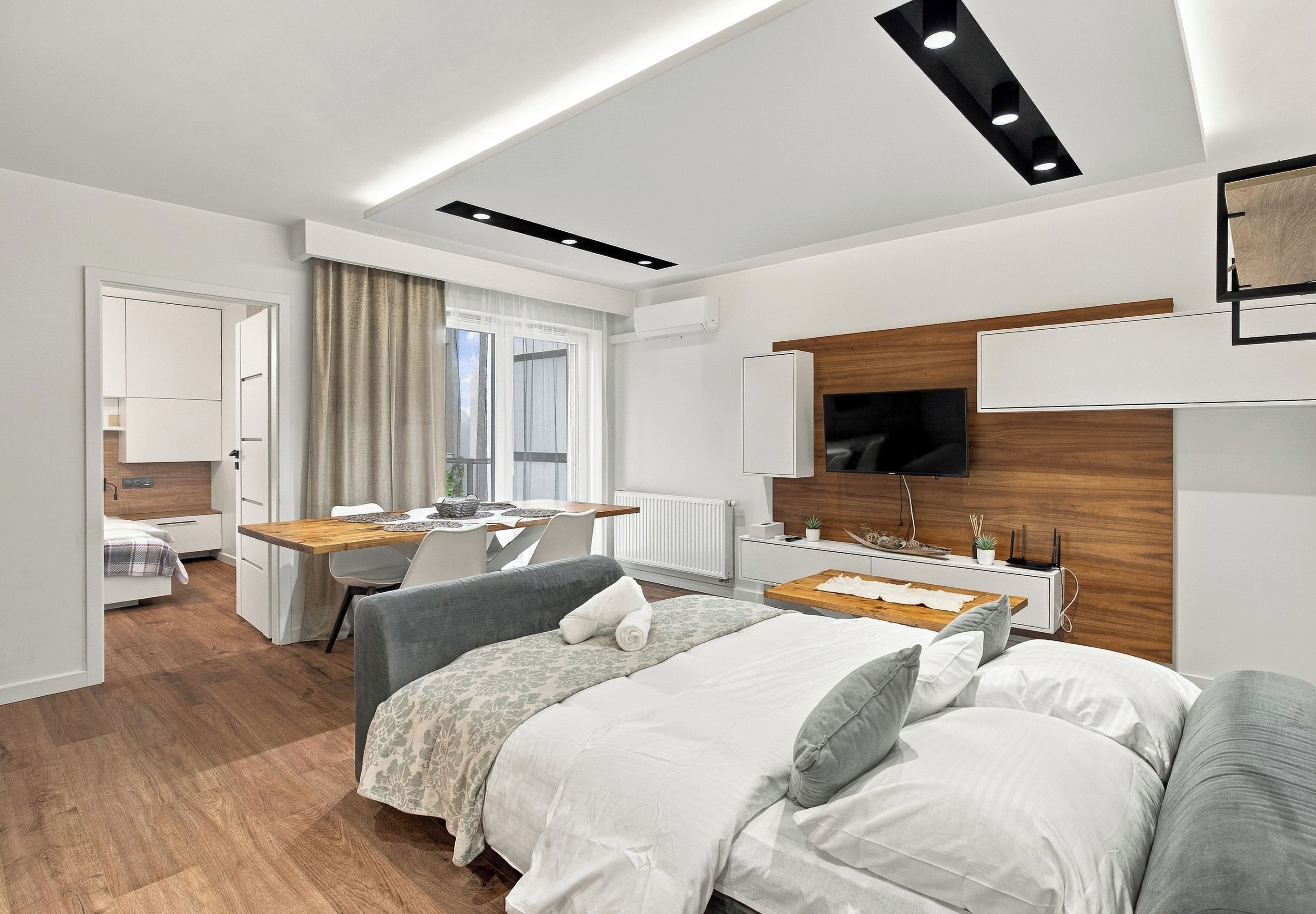 Tabla de planchar con plancha, wifi y ropa de cama 