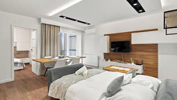 Tabla de planchar con plancha, wifi y ropa de cama