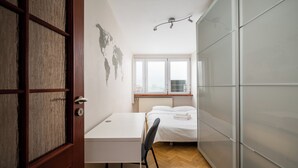 Ein Schlafzimmer mit einem Bett, einem Schreibtisch und einem Kleiderschrank.
