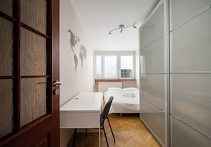 A bedroom with a bed, a desk, and a wardrobe. - Metro Wierzbno Homely Apartment (Warszawa)