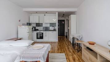 Iron/ironing board, WiFi, bed sheets