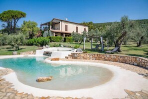 A house with a swimming pool, a pergola, and a garden with olive trees. - Venturina - One Bedroom (Campiglia Marittima)