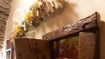 Ein rustikales Holzregal mit einem Bilderrahmen im Vintage-Stil, der einen floralen Druck zeigt.