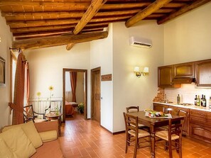 A cozy interior with a dining area, kitchen, and living space. - Poggitazzi - Two Bedroom (Terranuova Bracciolini)