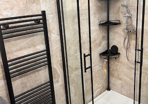 Bathroom - Pottery District 1-Bed Apt, Sleeps 3 & WiFi (Stoke-on-Trent)