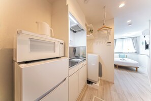 Eine moderne Küche mit Einbau-Mikrowelle, Herd und Kühlschrank.