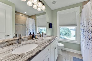 Bathroom - Enjoyable 4-bedroom house with AC in welcoming Norfolk (Norfolk)