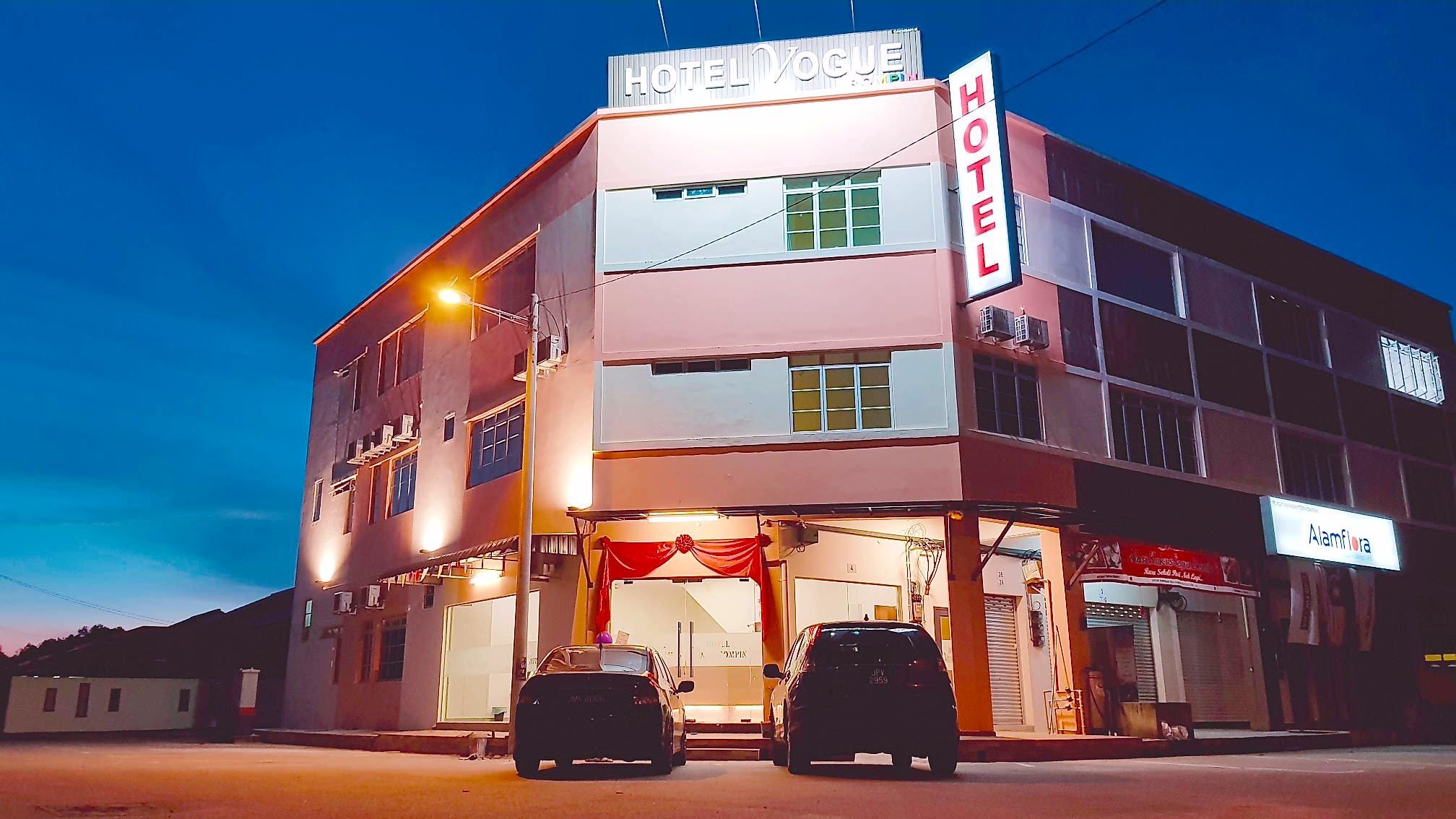 A two-story hotel with a sign reading 'HOTEL VOCE' and 'Alamflora' on the ground floor.