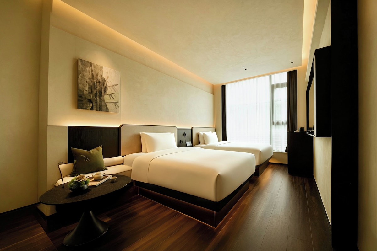 ห้องดีลักซ์ทวิน, วิวเมือง | โต๊ะทำงาน, พื้นที่ทำงานแบบใช้แล็ปท็อป, ผ้าม่านกันแสง, ห้องเก็บเสียง