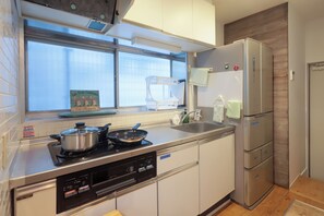 Una cocina moderna con lavavajillas incorporado, estufa y refrigerador.