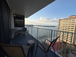 Varanda com vista para a água e um edifício ao longe.