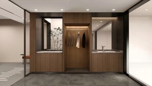 Un baño moderno con tocador de madera, un espejo y un lavabo.