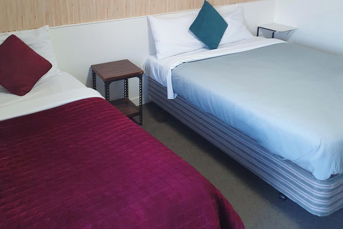 Habitación con 2 camas individuales | Escritorio y wifi gratis 