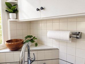 Hiustenkuivaaja, pyyhkeet, vessapaperi