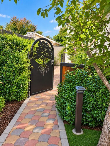 Executive Garden Guest House, King Bed + 10Gbps, Workspace, Private Courtyard
