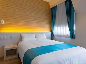 Quarto de hotel com cama, mesa de cabeceira, janela com cortinas e parede com textura.