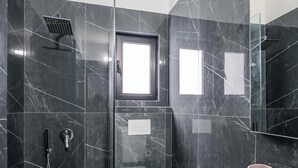A modern bathroom with a shower, toilet, and sink. - Vila Mucodemi (Ksamil)