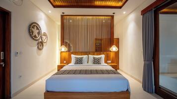 Un dormitorio moderno con cabecera de madera, cama grande, lámparas de noche y decoración mural.