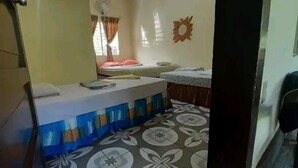 A small room with a bed, a desk, and a window with curtains. - Hostel Coco's  (Moyogalpa)