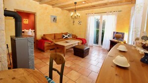 Una sala de estar acogedora con un sofá, una mesa de centro y una chimenea.