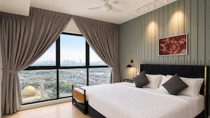 Un dormitorio moderno con una cama grande, vistas a la ciudad y un ventilador de techo.