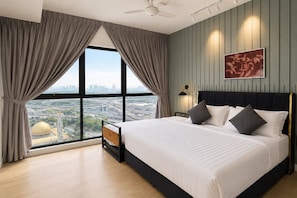 Ein modernes Schlafzimmer mit einem großen Bett, Blick auf die Stadt und einem Deckenventilator.