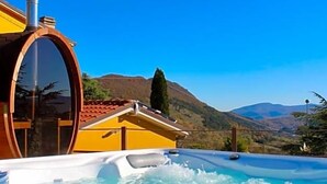 A hot tub with a clear view of a mountain landscape in the background. - Masseria Monte Pizzi (Carovilli)