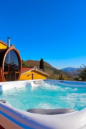 A hot tub with a clear view of a mountain landscape in the background. - Masseria Monte Pizzi (Carovilli)