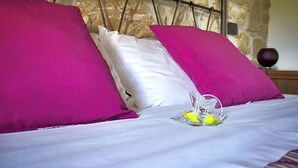 A bed with white bedding and two bright pink pillows. - Masseria Monte Pizzi (Carovilli)