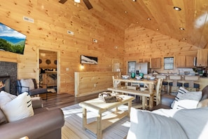 L’intérieur d’une cabane en bois comprend un espace de vie, un coin repas et une cuisine.