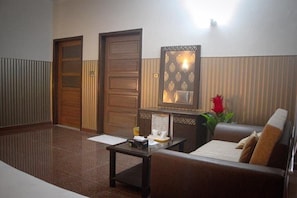 Un vestíbulo de hotel con una recepción, un sofá y una puerta.