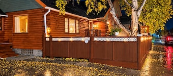 Spacious 5-bedroom house in peaceful Fairbanks
Walk in downtown