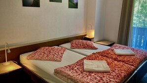 Habitació d'hotel amb dos llits, una nit diverses fotos enmarcades a la paret.