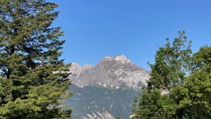 Una serralada amb un cel serè.
